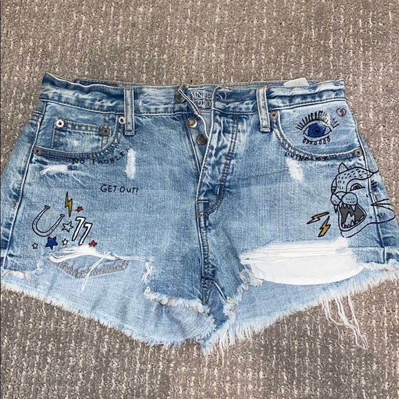 American Eagle Outfitters Pants - American eagle designed shorts painted